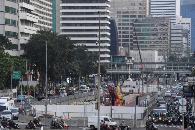 Pengendara melintas di dekat area proyek MRT Jakarta fase 2A CP 201 di Jalan M.H. Thamrin, Jakarta, Jumat (26/2).  Foto: Hafidz Mubarak A/ANTARA FOTO