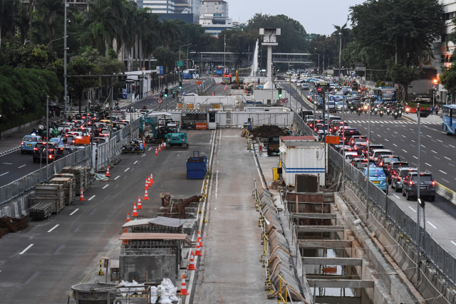 Pengendara melintas di dekat area proyek MRT Jakarta fase 2A CP 201 di Jalan M.H. Thamrin, Jakarta, Jumat (26/2). Foto: Hafidz Mubarak A/ANTARA FOTO