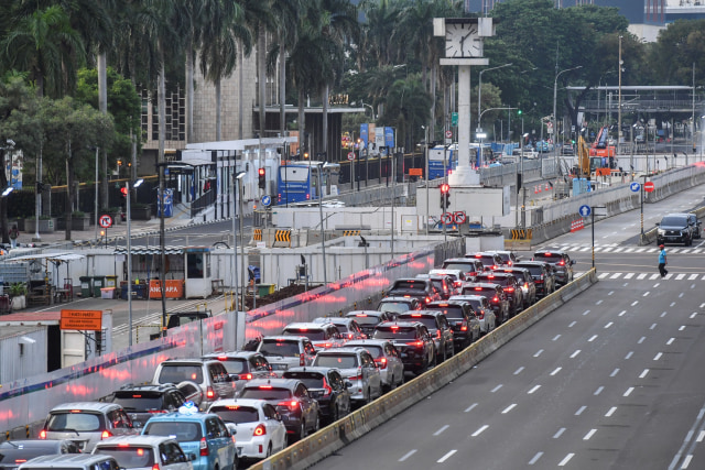 Pengendara melintas di dekat area proyek MRT Jakarta fase 2A CP 201 di Jalan M.H. Thamrin, Jakarta, Jumat (26/2).  Foto: Hafidz Mubarak A/ANTARA FOTO