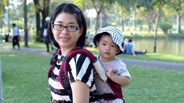 Istilah Parenting: Gendongan Bayi Hipseat, Apa Artinya? (33634)