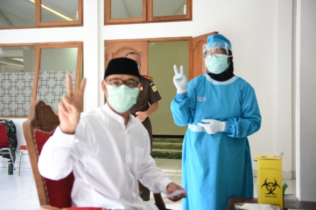 Bupati Temanggung, Jawa Tengah, Muhammad Al Khadziq menjalani vaksinasi kedua di Rumah Dinas Pendapa Pengayoman, Jumat (26/2/2021). Foto: ari/Tugu Jogja.