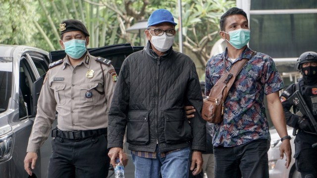 Gubernur Sulawesi Selatan Nurdin Abdullah (tengah) tiba untuk menjalani pemeriksaan di Gedung KPK, Jakarta, Sabtu (27/2).  Foto: Jamal Ramadhan/kumparan