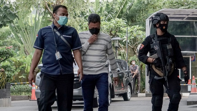 Terduga yang diamankan dalam Operasi Tangkap Tangan (OTT) (tengah) tiba untuk menjalani pemeriksaan di Gedung KPK, Jakarta, Sabtu (27/2). Foto: Jamal Ramadhan/kumparan