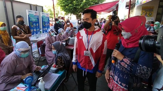 Wali Kota Solo, Gibran Rakabuming Raka meninjau pelaksanaan vaksinasi corona di Pasar Gede, Solo, Jawa Tengah, Sabtu (27/2). Foto: Dok. Istimewa