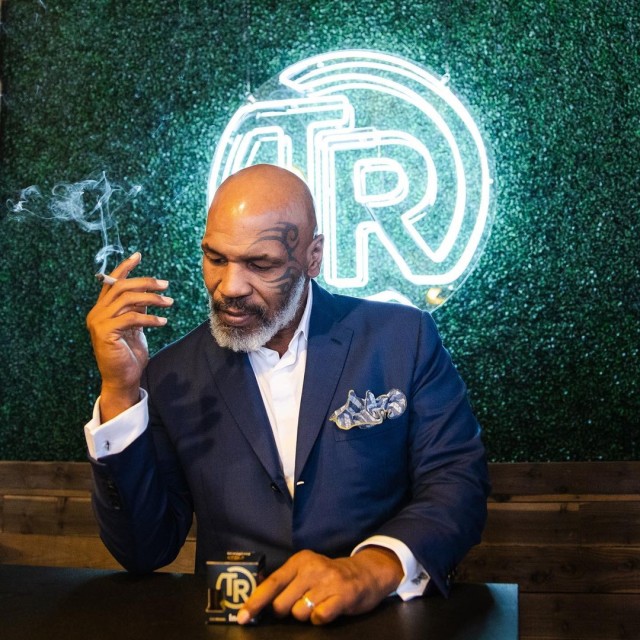 Mike Tyson dengan Produk Ganja dari Tyson Ranch. (Foto: Instagram/Tysonranch).