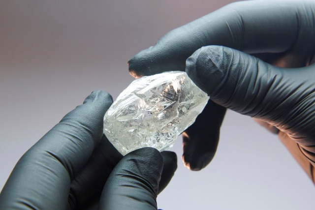 Petugas menunjukkan berlian kasar 242 karat yang langka di Moskow, Rusia. Foto: Tatyana Makeyeva/REUTERS