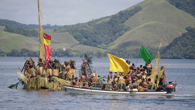 Tarian perahu yang biasa dilakukan pada Festival Danau Sentani. (Bumipapua.com/Lazore)