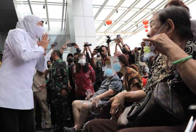 Menkes dan Gubernur Jatim Tinjau Vaksinasi COVID-19 untuk Lansia di Surabaya