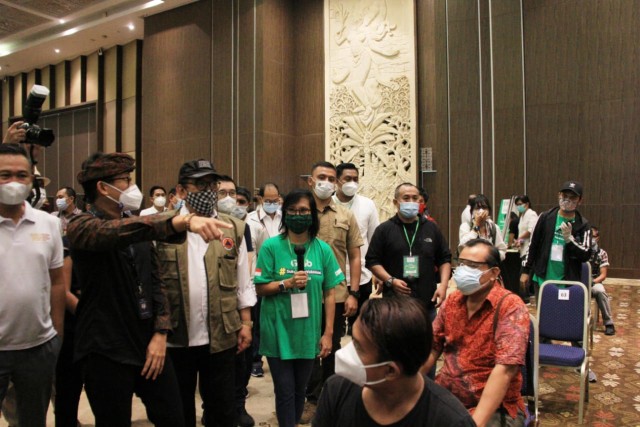 Sandiaga Uno saat memantau pelaksanaan vaksinasi pekerja pariwisata di Nusa Dua, Bali - IST