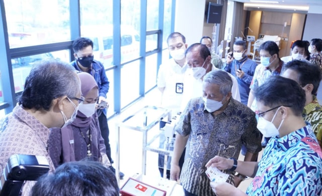 Menteri Kesehatan RI Ir Budi Gunadi Sadikin CHFC CLU meninjau langsung alat deteksi COVID-19 i-Nose C-19 karya guru besar ITS.