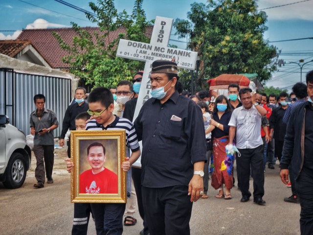 Jenazah Doran (39) korban penembakan oleh oknum Polisi di Cengkareng, Jakarta Barat sedang diantarkan pihak keluarga menuju TPU, Sabtu (27/2) | Foto: Roza Hariqo/Lampung Geh