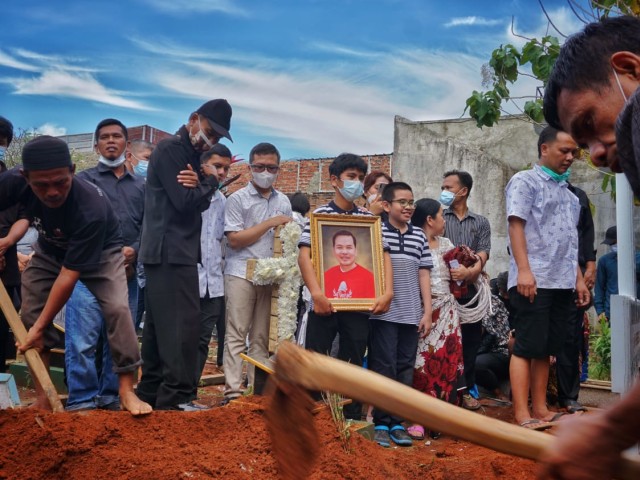 Tinggalkan 3 Orang Anak, Warga Lampung Korban Penembakan Oknum Polisi Dimakamkan (357660)