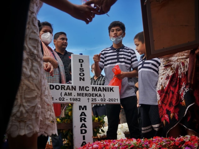 Tinggalkan 3 Orang Anak, Warga Lampung Korban Penembakan Oknum Polisi Dimakamkan (357661)