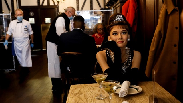 Patung lilin selebriti di sebuah restoran di Brooklyn, Amerika. Foto: REUTERS/Brendan McDermid