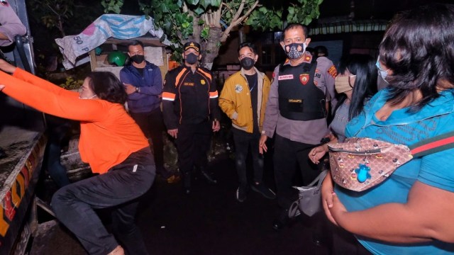 Foto: Momen Gibran Blusukan Ikut Razia PSK Solo di Malam Minggu (142848)