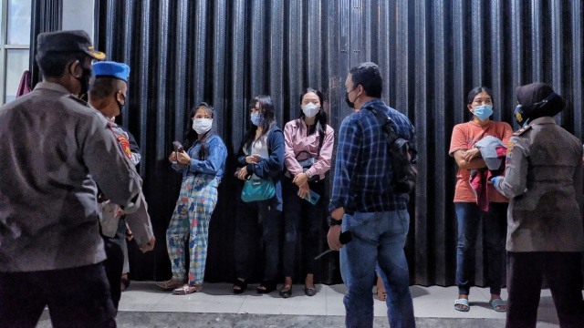Foto: Momen Gibran Blusukan Ikut Razia PSK Solo di Malam Minggu (142850)
