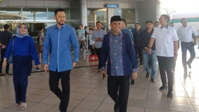 Wakil Ketua Umum Partai Demokrat Agus Harimurti Yudhoyono (AHY) bersama Anwar Hafid (kanan) saat tiba di Bandara Mutiara Sis Aljufri Palu, Rabu (29/1). Foto: Istimewa