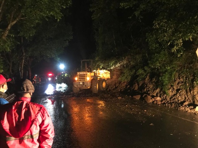 Petugas membersihkan material longsor di kawasan Payung Kota Batu dengan alat berat, pada Sabtu (27/2/2021). Foto: Pusdalops BPBD Kota Batu