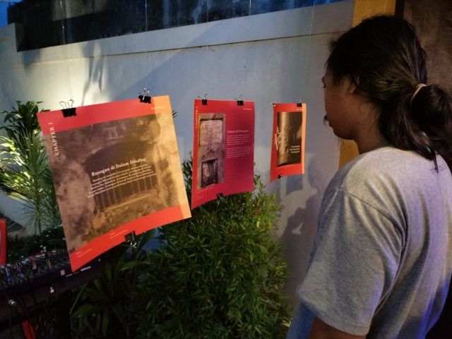 Pengunjung saat melihat pameran visual seni rupa karya Hylda Helida. Foto: Julfikar Sangaji/JMG