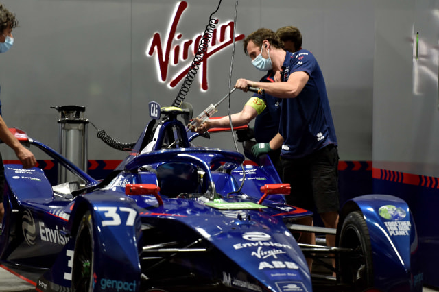 Tim balap Virgin menyiapkan mobil untuk putaran 2 Diriyah E-Prix, di Riyadh, Arab Saudi, Sabtu (27/2). Foto:  Fayez Nureldine/AFP