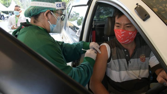Vaksinasi Drive Thru di Bali untuk pekerja transportasi publik dan pekerja pariwisata. Foto: Dok. Kemenkes RI
