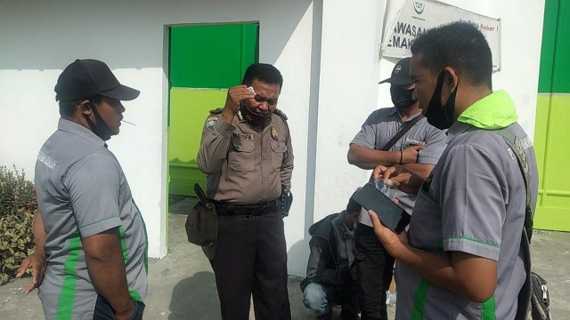 Anggota Polsek Hamparan Perak, Iptu Mustofa (ke dua dari kiri), yang mengacungkan pistol ke buruh. Foto: Dok. Istimewa
