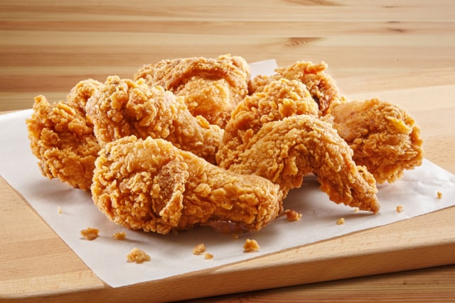 Ayam goreng jadi salah satu bisnis franchise yang laku di pasaran. Foto: Shutterstock