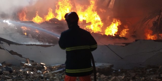 Petugas pemadam kebakaran menjinakkan kobaran api. Foto: Zalfirega/kepripedia.com