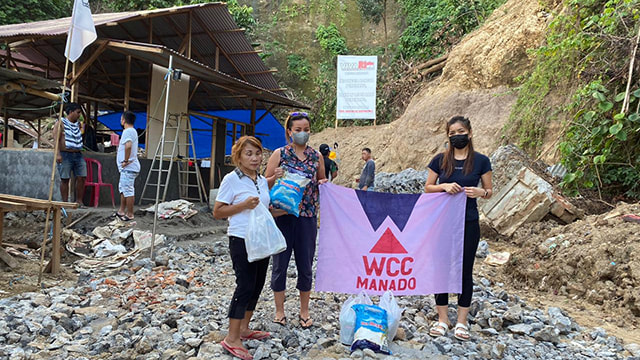 Penyaluran bantuan dari Women Cycling Community Indonesia Chapter Manado, komunitas pesepeda wanita kepada korban bencana tanah longsor di Kelurahan Tingkulu