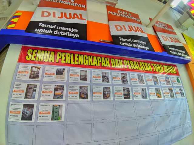 Semua perlengkapan dan peralatan toko Giant Kedaton dijual, Minggu (28/2) | Foto: Lampung Geh