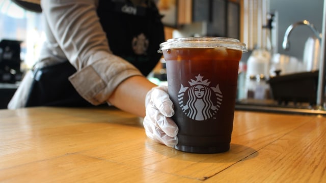 Starbucks Indonesia ganti kemasan ke bahan plastik rPET (recycled polyethylene terephthalate). Foto: dok.Starbucks Indonesia