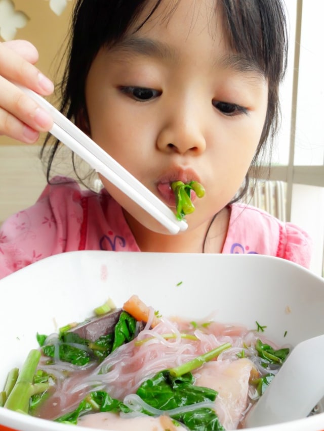 Ilustrasi anak makan sayuran Foto: Shutterstock