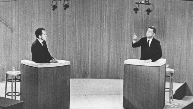 Debat terbuka pertama calon presiden dalam sejarah antara Nixon (kiri) dan Kennedy (kanan) pada tahun 1960 di AS. | WIkimedia Commons 