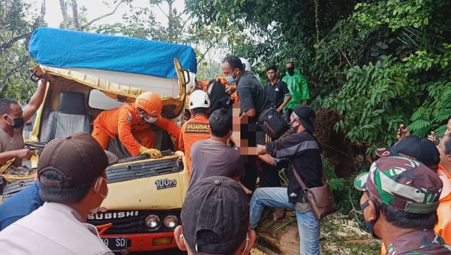 Proses evakuasi korban yang dilaukan BPBD Karanganasem, Bali - IST