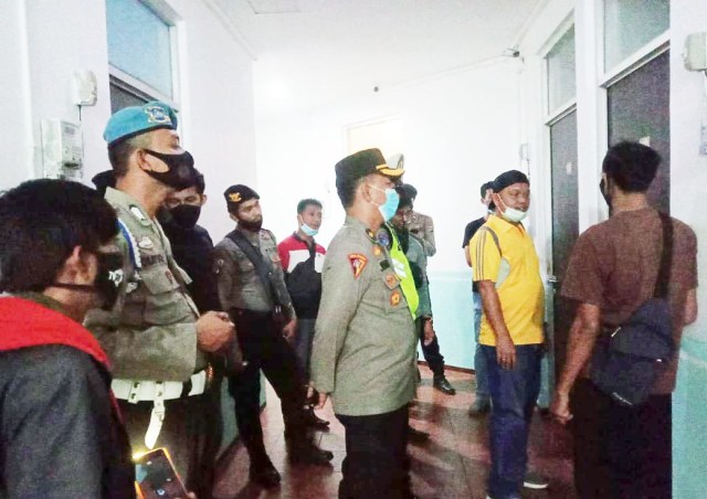 Personil dari Polres Pangkalpinang saat datangi salah satu penginapan di Kota Pangkalpinang.