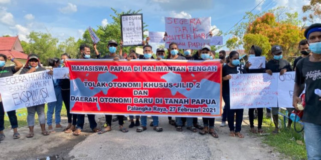 Puluhan mahasiswa Papua di Palangka Raya, Kalimantan Tengah, saat menggelar aksi tolak perpanjangan Otsus dan DOB Papua.