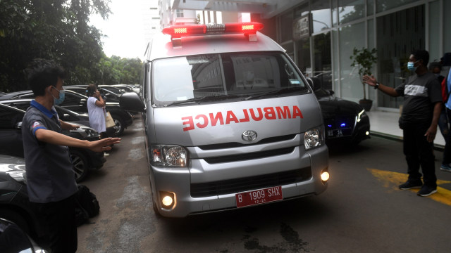 Ambulan yang membawa jenazah anggota Dewan Pengawas KPK Artidjo Alkostar meninggalkan rumah duka di Kemayoran, Jakarta, Minggu (28/2/2021). Foto: Akbar Nugroho Gumay/ANTARA FOTO