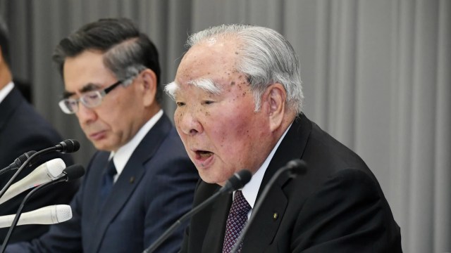 Osamu Suzuki, Chairman of the Board of Directors Suzuki (kanan) dan President dan CEO Suzuki, Toshihiro Suzuki. Foto: Nikkei
