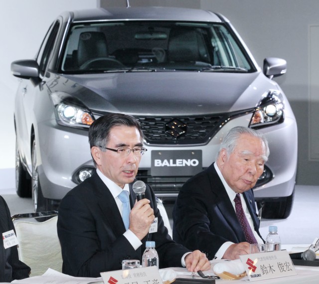 Osamu Suzuki, Chairman of the Board of Directors Suzuki (kanan) dan President dan CEO Suzuki, Toshihiro Suzuki (kiri). Foto: Nikkei