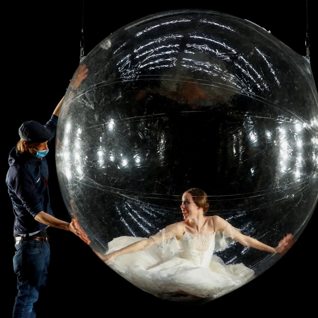 Penari grup Ballet Stuttgart Elisa Badenes berada dalam gelembung sebelum pertunjukan "Social Distance Stacks" di Sekolah John Cranko di Stuttgart, Jerman. Foto: Ralph Orlowski/REUTERS