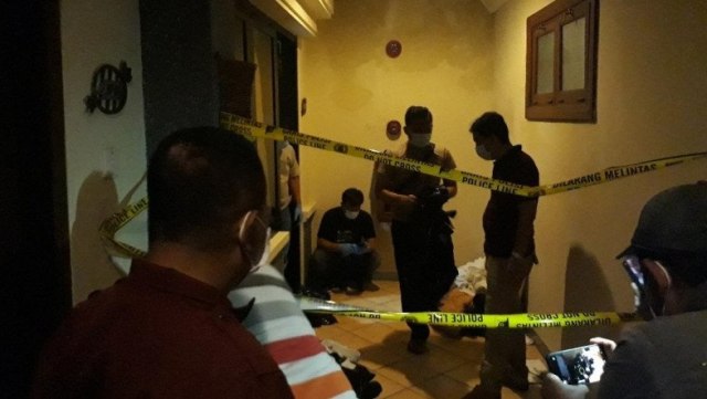 Jajaran penyidik Polresta Kediri saat olah TKP di hotel, tempat tamu terbunuh di hotel Kota Kediri, Jawa Timur, Minggu (28/2/2021) malam. Foto: Ach/HO via ANTARA
