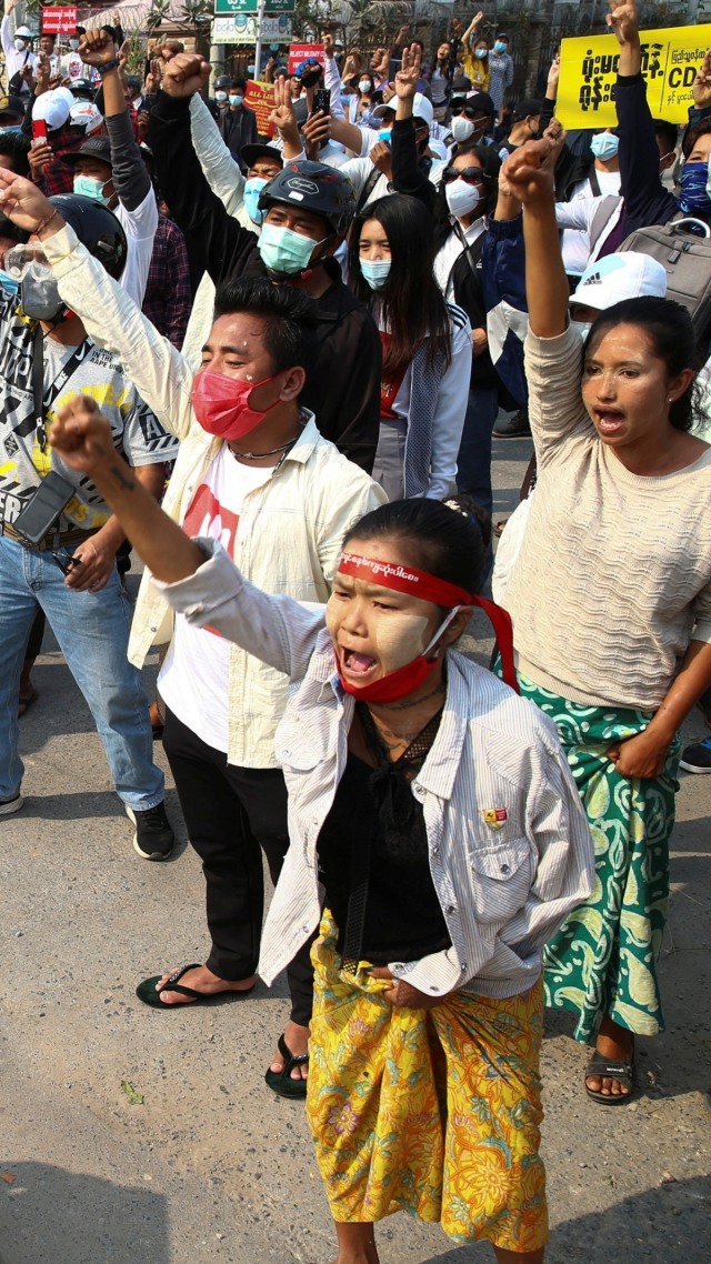 Para pengunjuk rasa meneriakan slogan selama protes terhadap kudeta militer di Yangon, Myanmar, Minggu (28/2). Foto: AP Photo