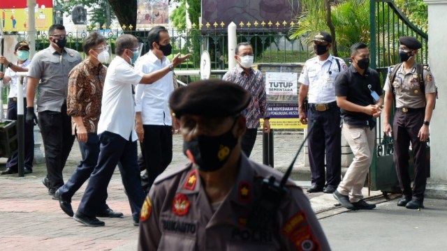 Presiden Joko Widodo menyapa warga di depan Benteng Vredeburg, Yogyakarta.
 Foto: Arfiansyah Panji Purnandaru/kumparan