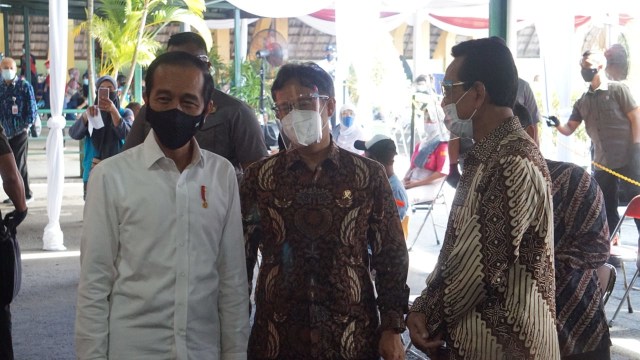 Presiden Joko Widodo, didampingi oleh Gubernur DIY, Sri Sultan Hamengku Buwono X (kanan) saat meninjau vaksinasi di Yogyakarta, Senin (1/3/2021). Foto: istimewa.