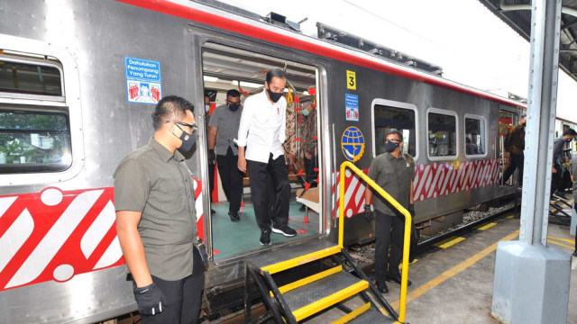 Presiden Joko Widodo meresmikan pengoperasian KRL Yogya Solo di Stasiun Tugu Yogyakarta, Senin (1/03/2021). Foto: Dok. Agus Suparto