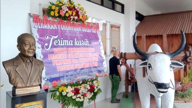 Karangan bunga dari Gerakan Perempuan Sulut (GPS) untuk DPRD Sulawesi Utara, sebagai bentuk apresiasi kepada DPRD yang telah memutuskan James Arthur Kojongian bersalah dalam tindakannya menyeret istri dengan mobil (foto: dokumen istimewa)