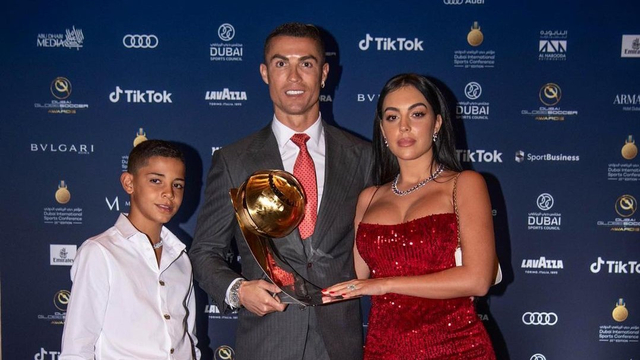 Georgina Rodriguez dan Cristiano Ronaldo bersama anak. Foto: Instagram/@georginagio