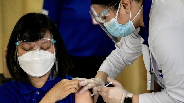 Seorang petugas kesehatan menerima vaksin corona Sinovac di Lung Center of the Philippines, Quezon City, Metro Manila, Filipina.  Foto: Eloisa Lopez/REUTERS