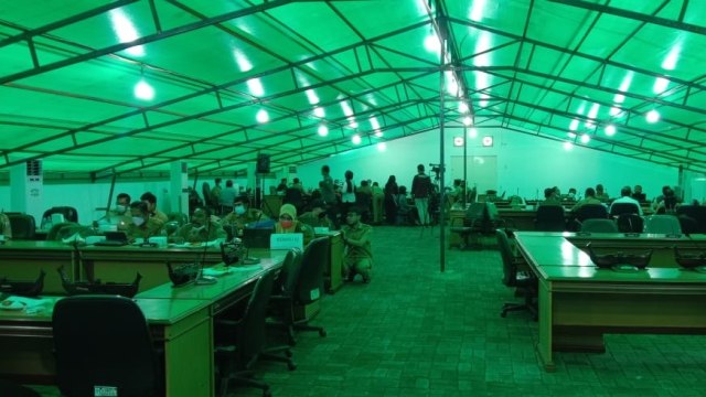 Tenda darurat yang menjadi kantor sementara anggota DPRD Sulawesi Barat. Foto: Awal Dion/SulbarKini