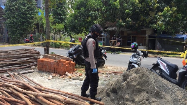 Polisi meninjau lokasi benda diduga bom yang meledak di depan rumah warga di Banda Aceh. Foto: Zuhri Noviandi/kumparan